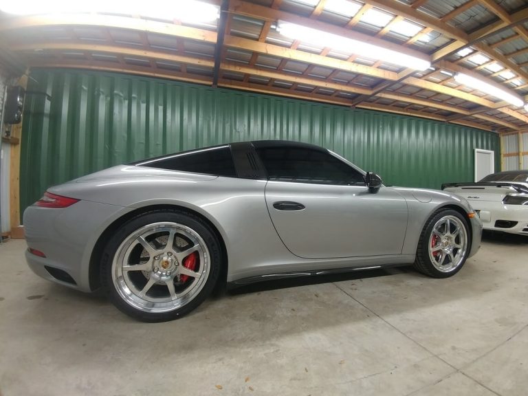 Silver Porsche - Profil Contour 307 sideview in a garage